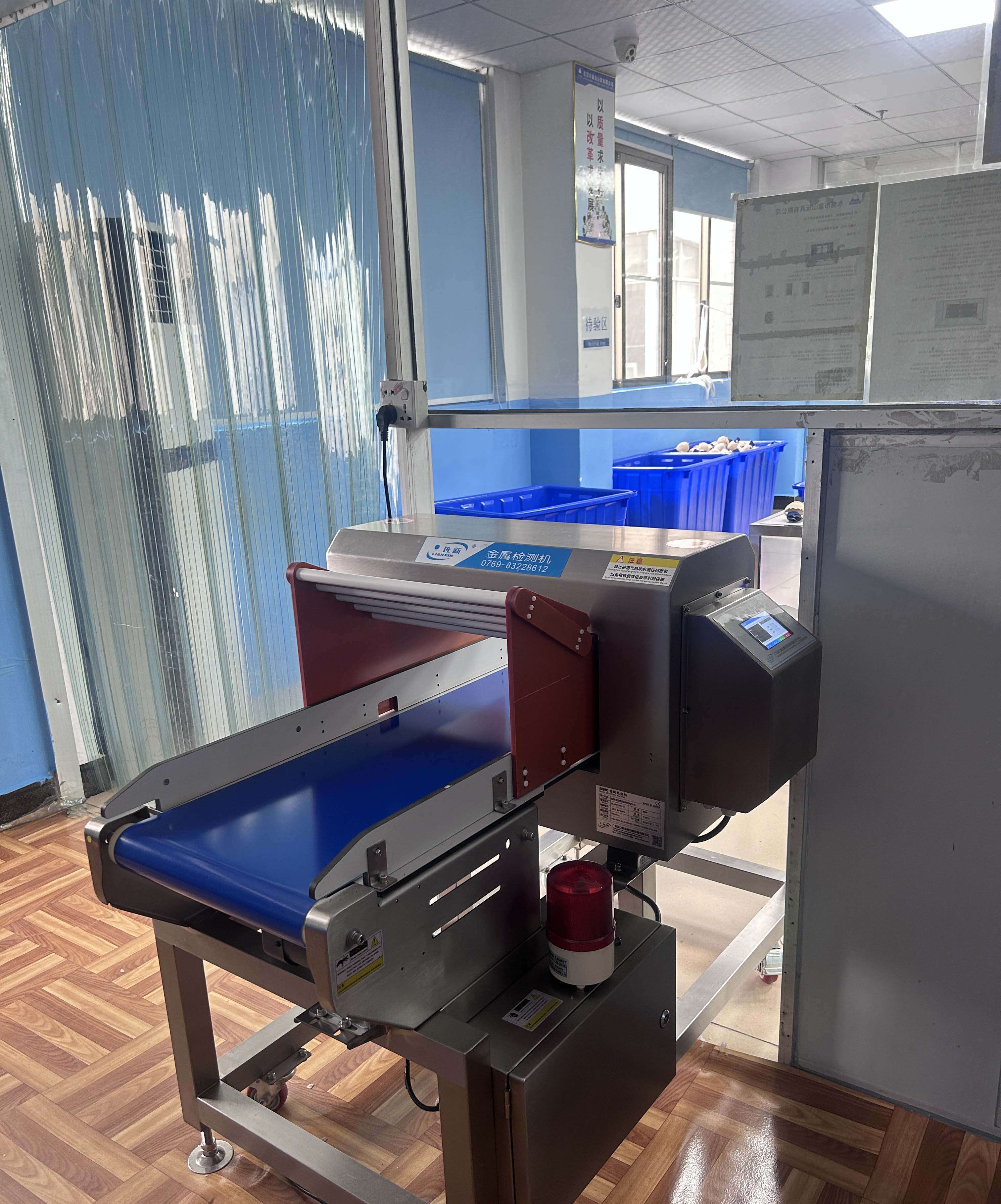 智能玩具的金屬異物零容忍｜茶山某玩具廠引入連新牌壓縮導(dǎo)入式金屬檢測機(jī)